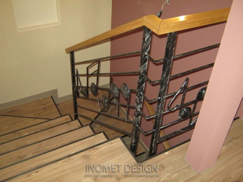 bal otel vopsit cu note muzicale si lemn la mana curenta 2
