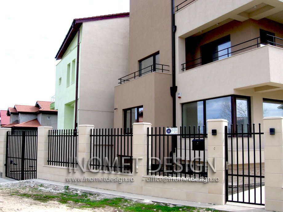 Poarta culisanta din metal montata in Constanta